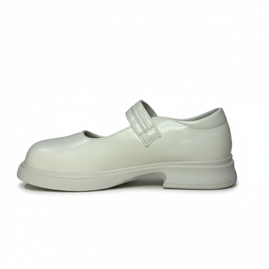 страничен изглед на стилна обувка апава за момиче