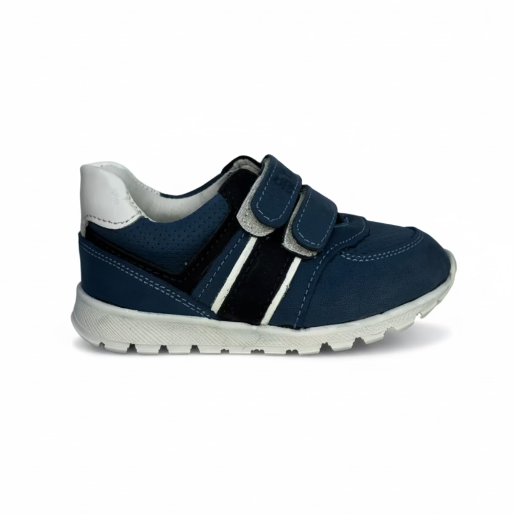 страничен изглед от към закопчаването на сини велурени спортни обувки за момче