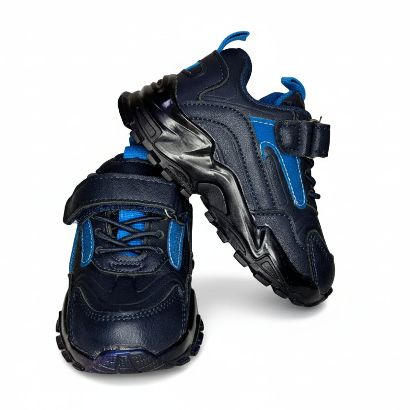 две бебешки маратонки едната преден изглед другата страничен тъмносини + синьо клиби