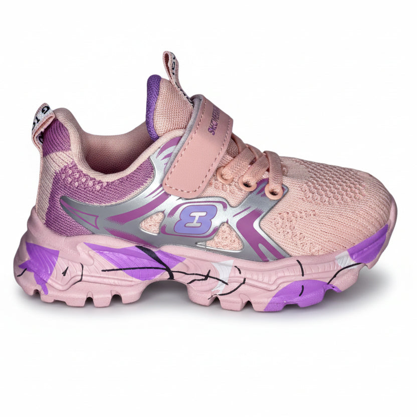 страничен изглед на розова маратонка с лилави и сиви елементи и камуфлажна подметка