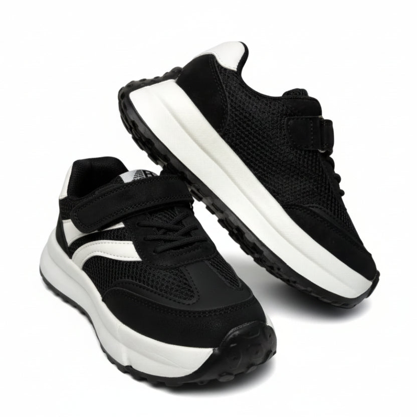 две черни маратонки с бели елементи велкро лепенки модел 181 преден и страничен изглед