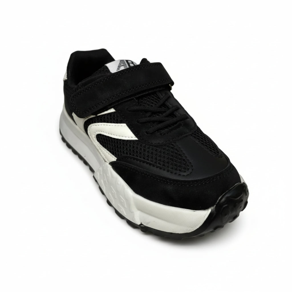 черна маратонка за момиче с бели елементи и велкро лепенка модел 181 преден изглед