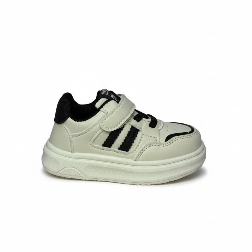 страниче изглед на 119 бели сникърси с черни ленти