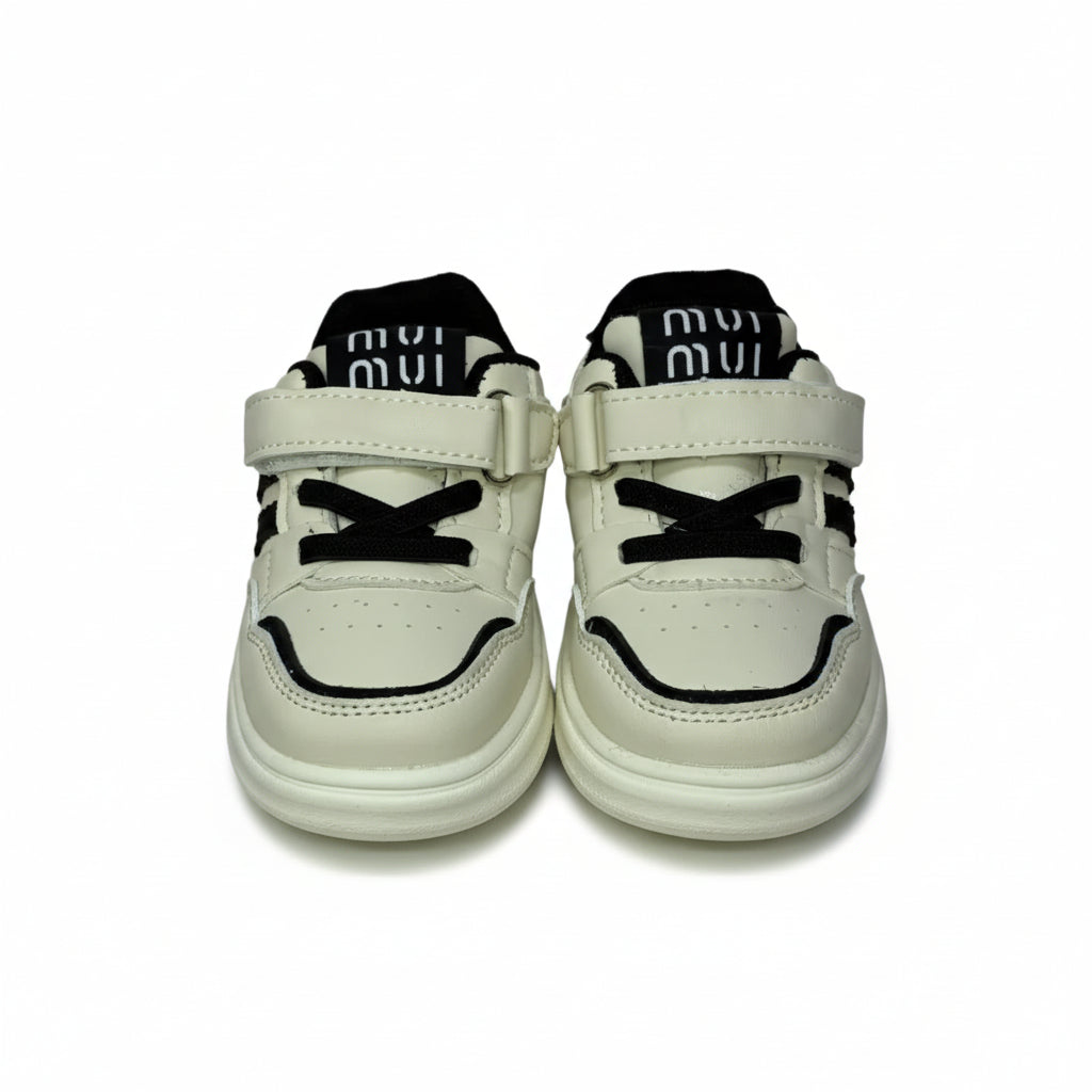 сникърси за момче модел 119 бели с черни елементи изглед отпред