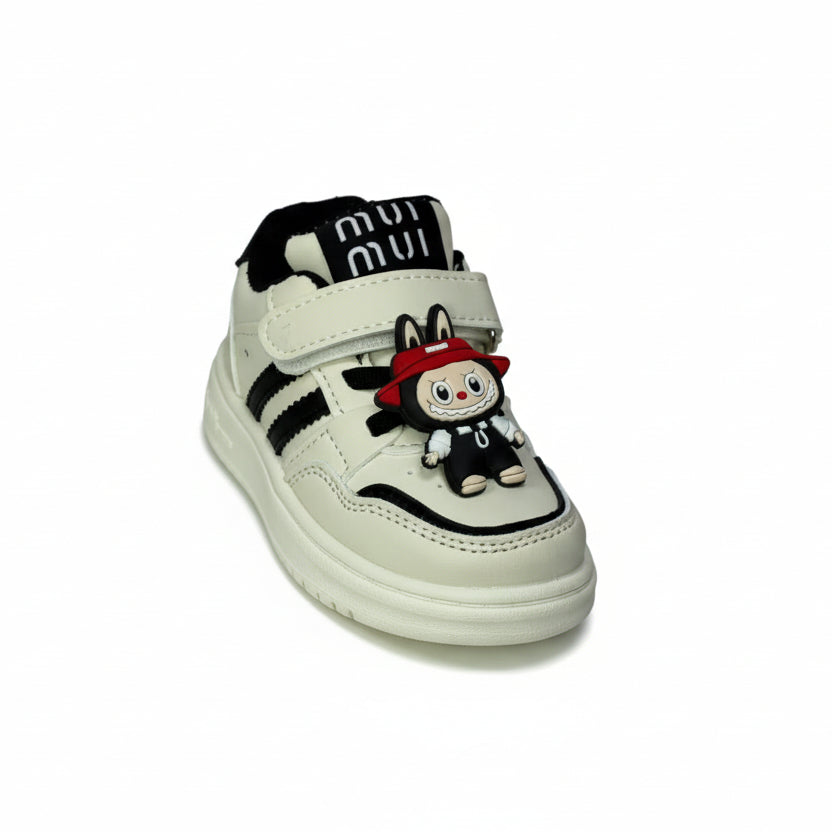 бели сникърси за момче модел 119 с талисман на връзките преден изглед