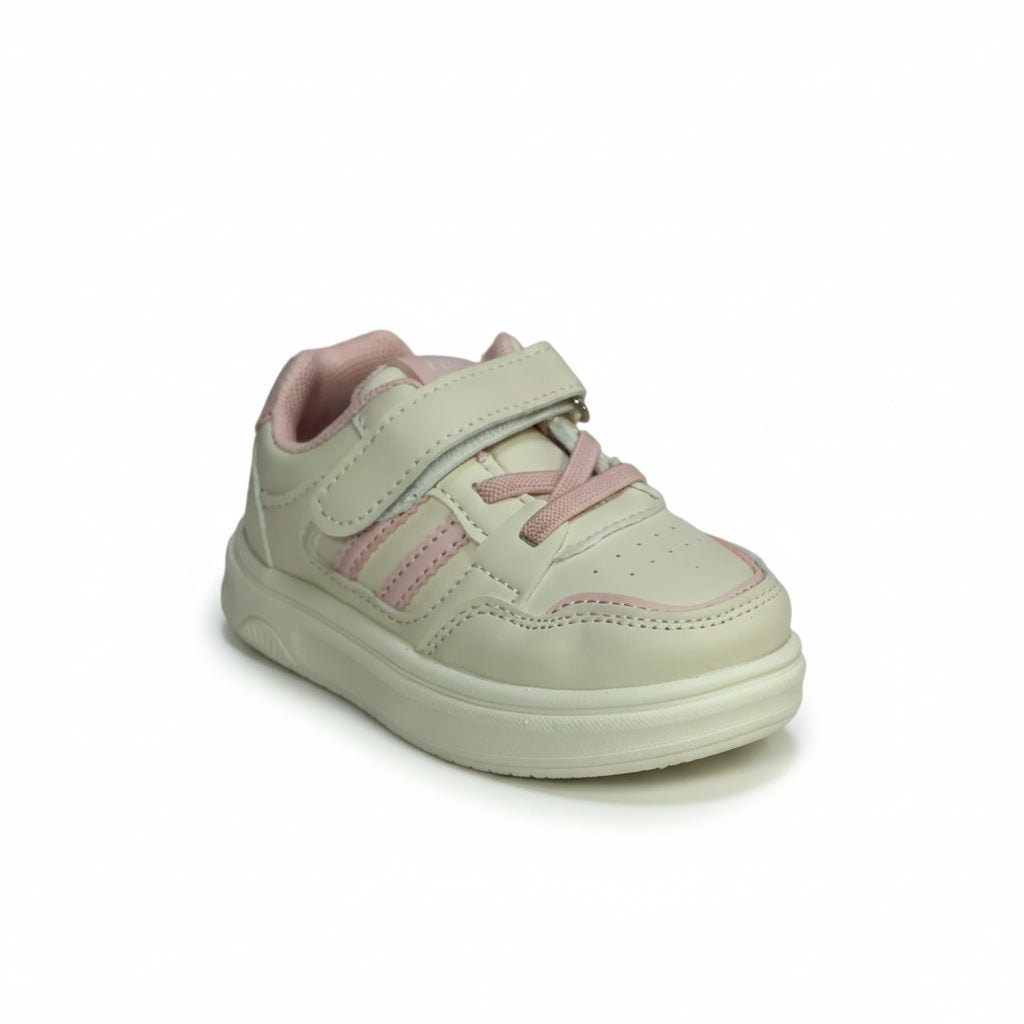 преден изглед на модел 118 бели снукърси за момиче