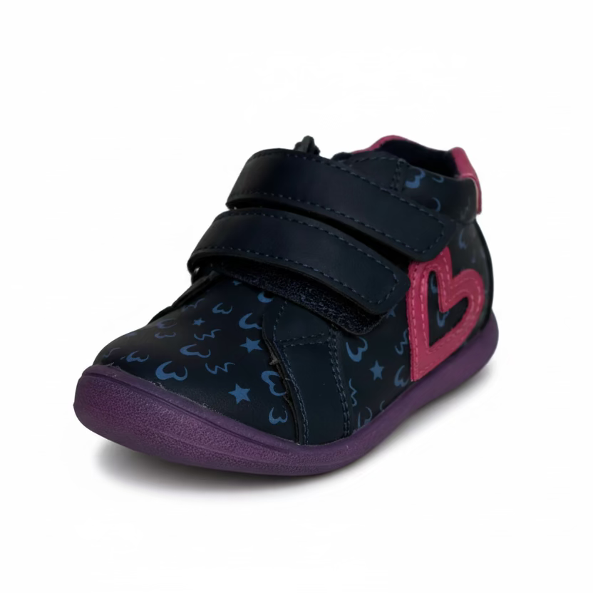 преден изглед на бебешки кеь апава син на сърчица с две велко лепенки